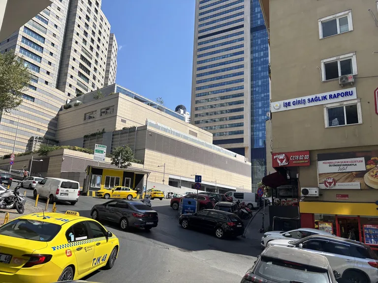 Kadim OSGB Levent şubesinin bulunduğu bina ve işe giriş sağlık raporu tabelası