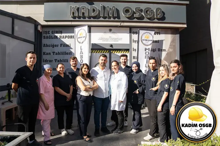 Kadim OSGB ekibi kurum binasının önünde